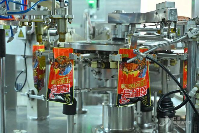 料烹百味 匠心熬就“味滋香”PG电子游戏麻将胡了一勺底(图5)