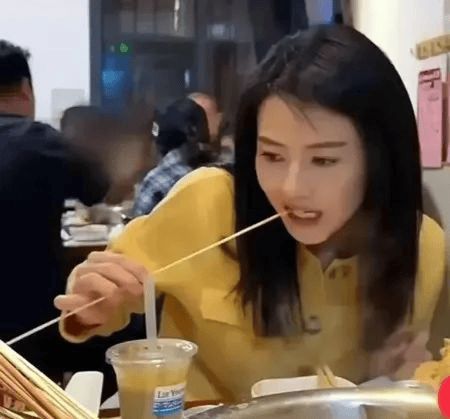 香穿黄色小香外套仍仙气飘飘女神颜值太能打！麻将胡了2试玩模拟器45岁高圆圆重庆吃串串(图4)