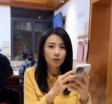 香穿黄色小香外套仍仙气飘飘女神颜值太能打！麻将胡了2试玩模拟器45岁高圆圆重庆吃串串(图5)